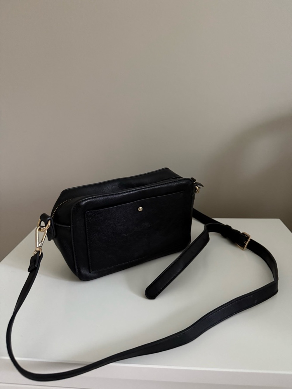 Classic Black Crossbody Camera Bag with Front Pocket
